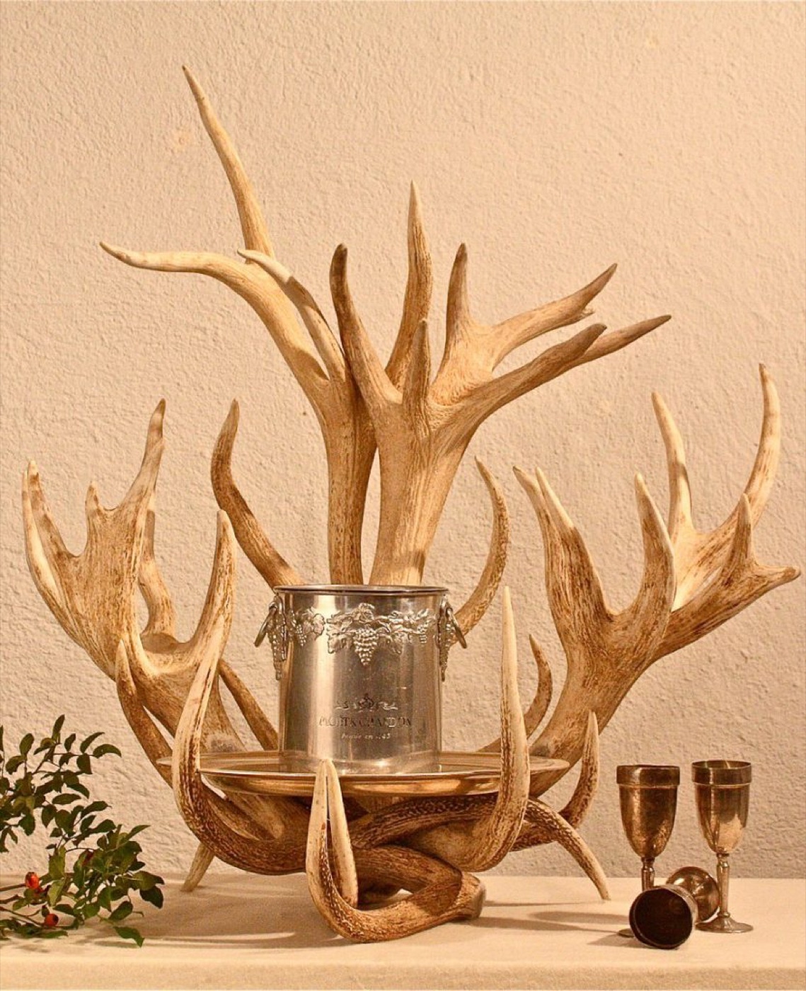 Tischlampe Oryxantilope mit Deko-LED-Kugel
