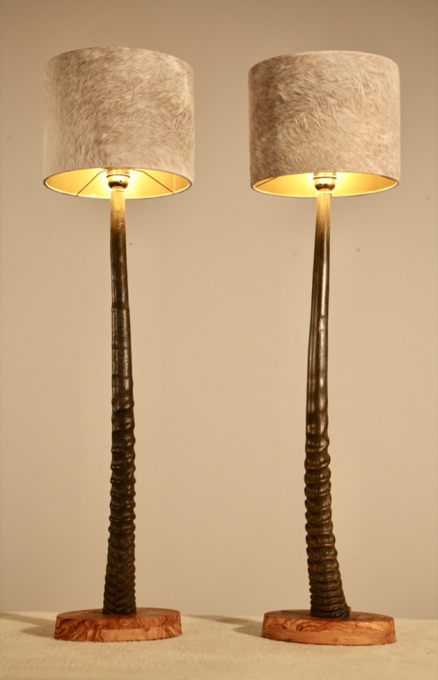 Tischlampe Oryxantilope mit Fellschirm